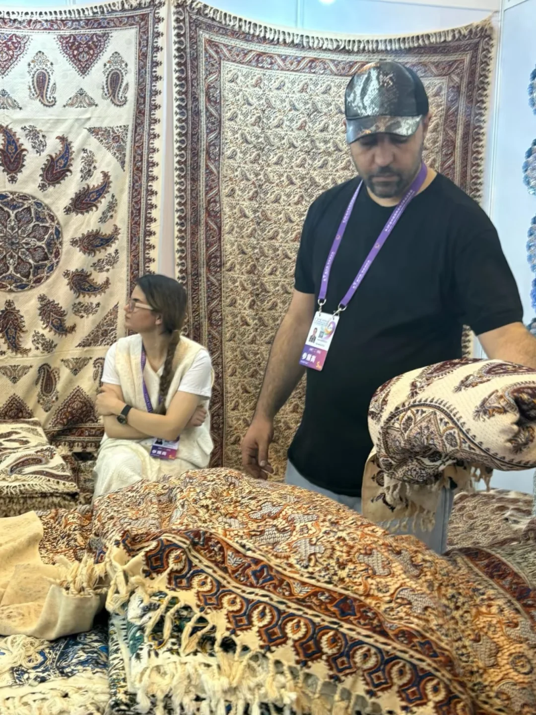 ?大家都来帮帮这位伊朗大叔！在南博会现场