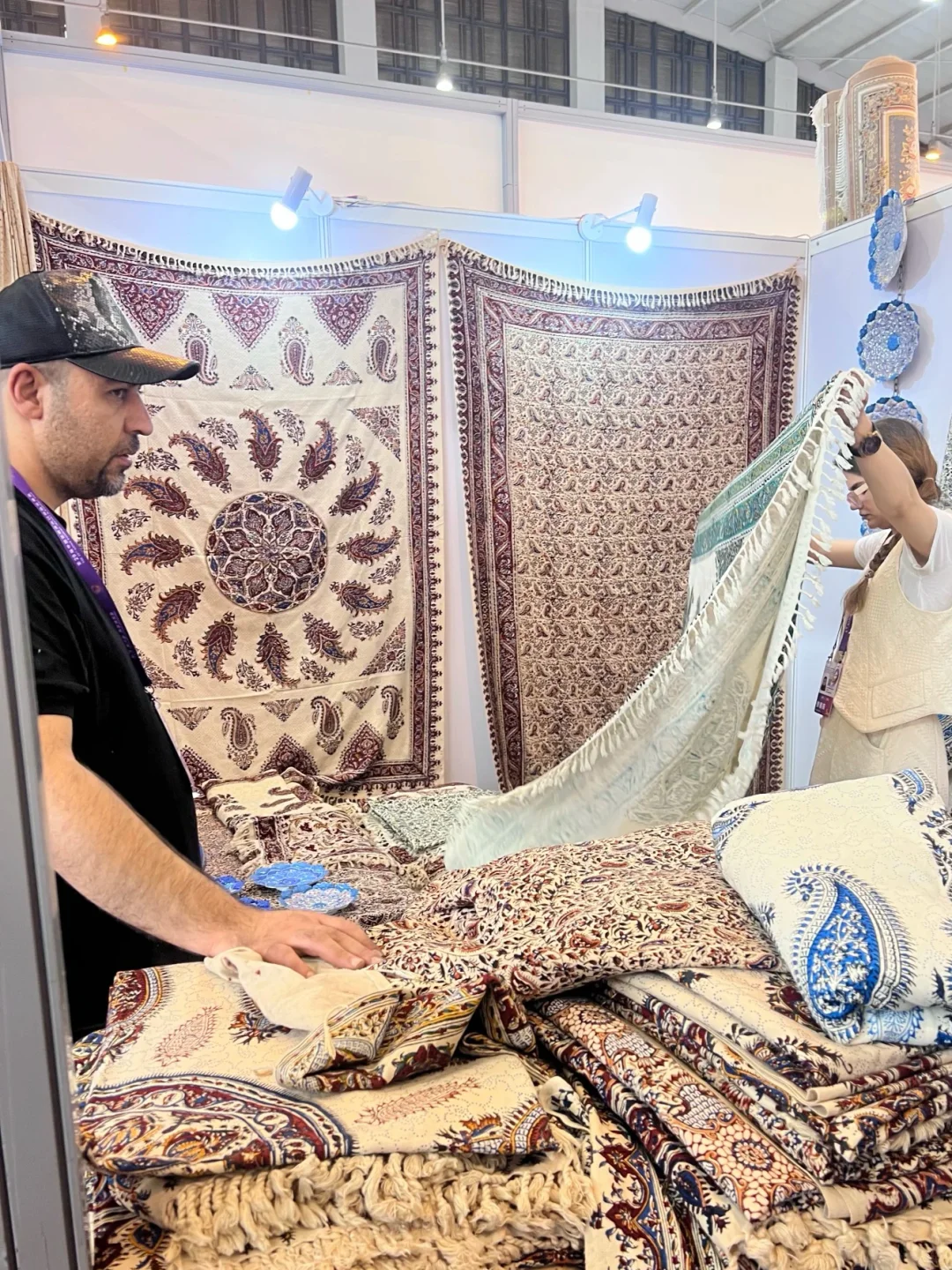 ?大家都来帮帮这位伊朗大叔！在南博会现场