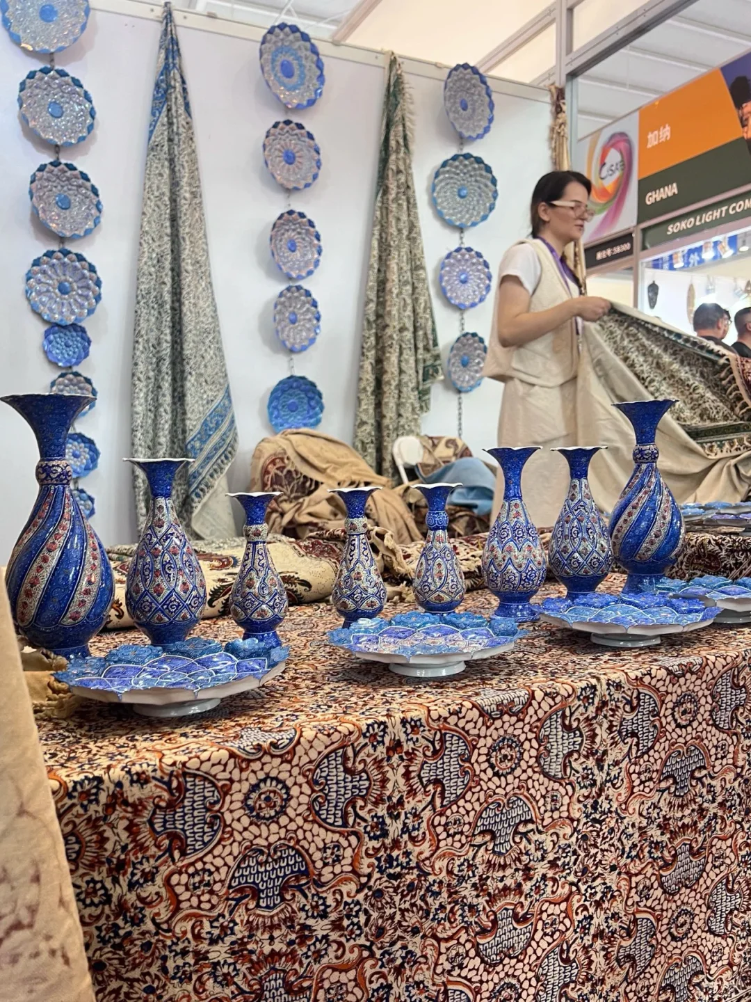 ?大家都来帮帮这位伊朗大叔！在南博会现场