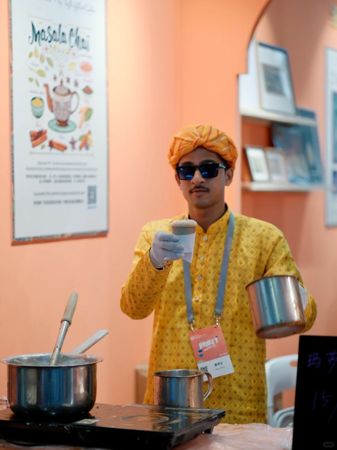 在文博会被老爷爷夸大方又得体