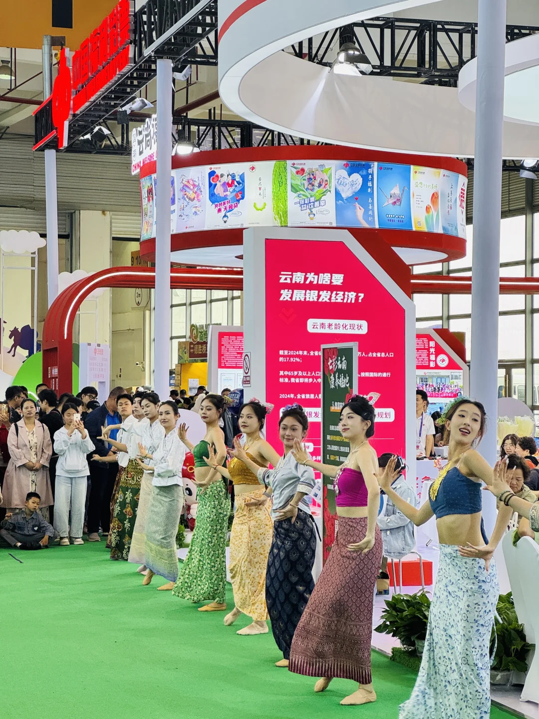 ?大家都来帮帮这位伊朗大叔！在南博会现场