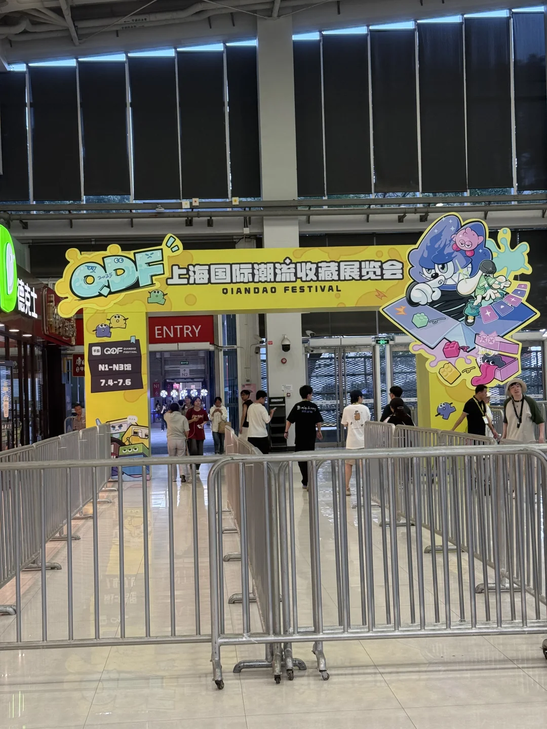 到QDF展会门口啦！希望明天能买到喜欢的娃吧