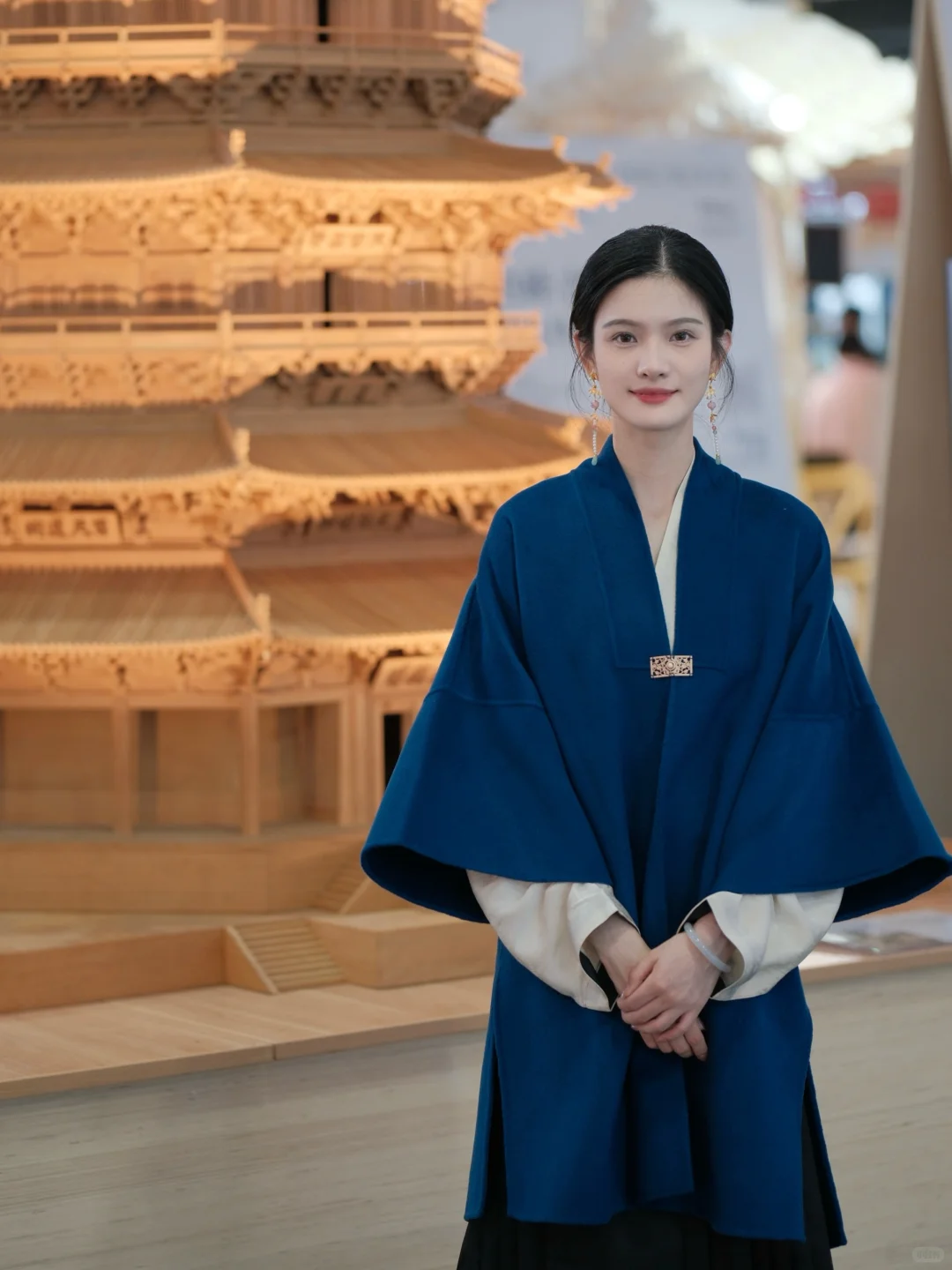 在文博会被老爷爷夸大方又得体