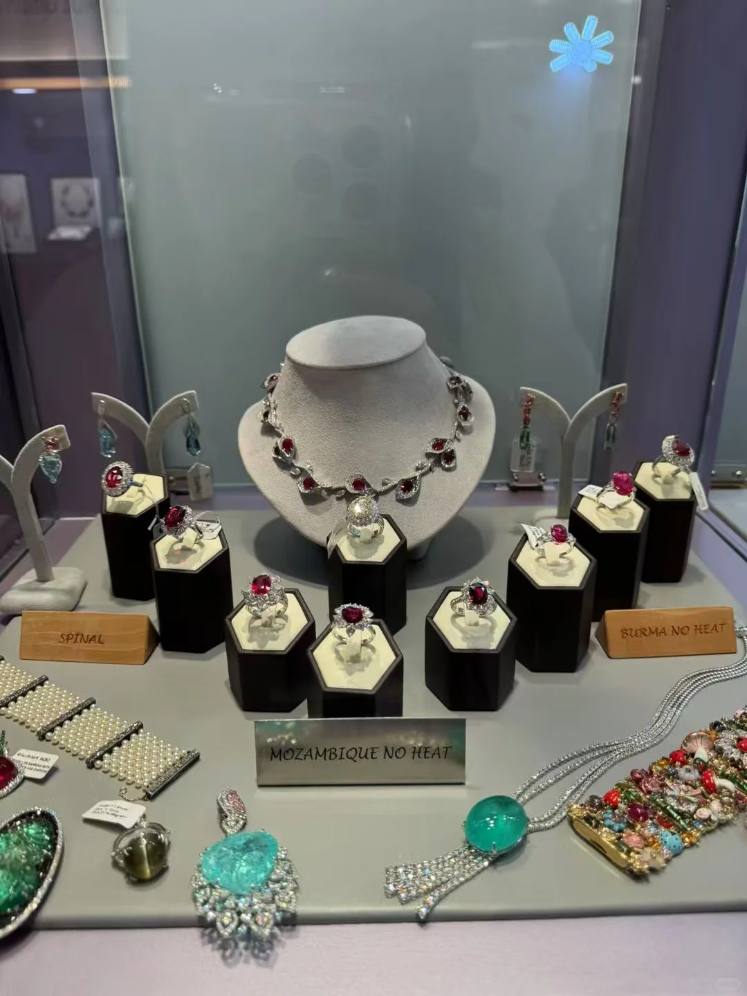 世事动荡 珠宝恒定 2025年6月香港珠宝展浅