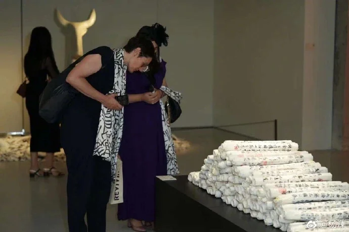 泉州珠绣《新生万物——中国非遗与当代设计展》