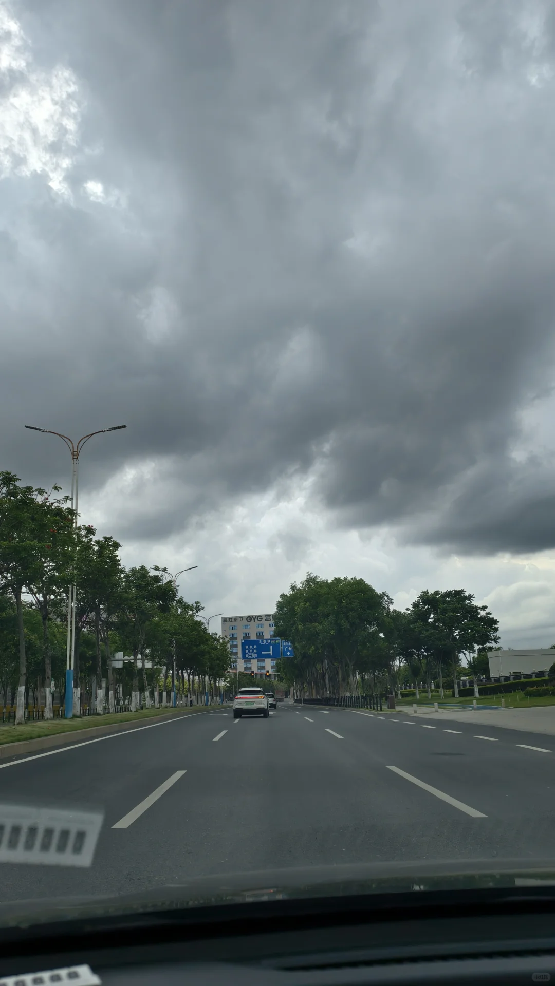 带着我的宣传页到处跑！