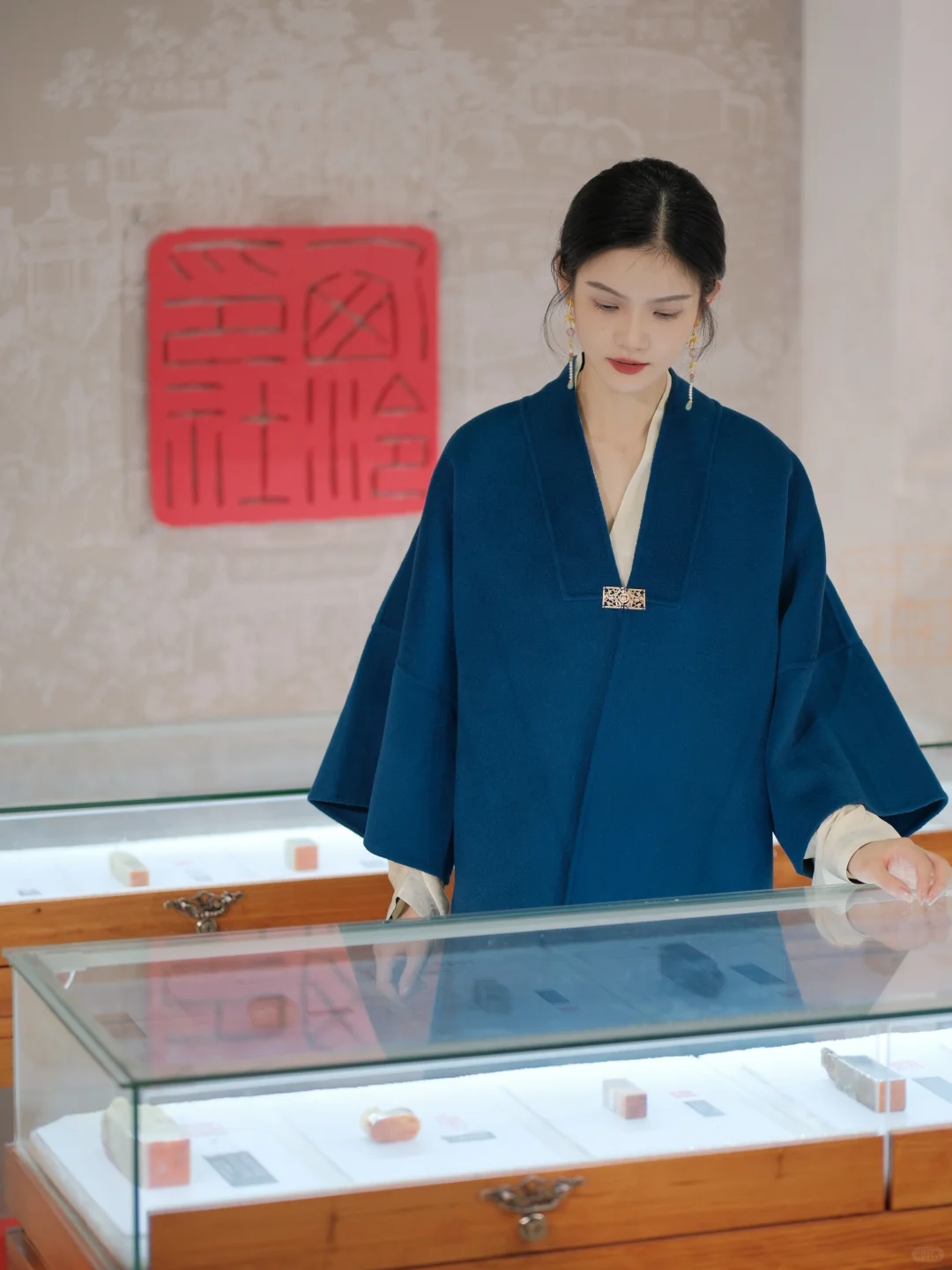 在文博会被老爷爷夸大方又得体