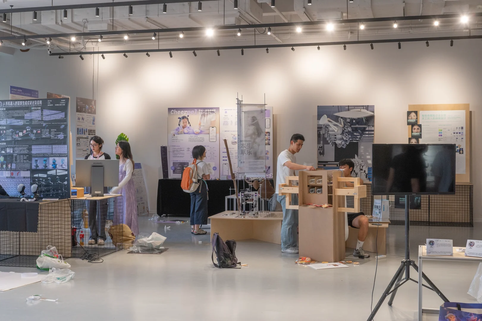 我们策展的毕业设计展还有两小时开幕