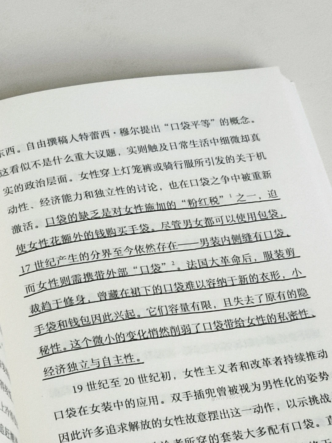 “说真话的人都坐后排。”