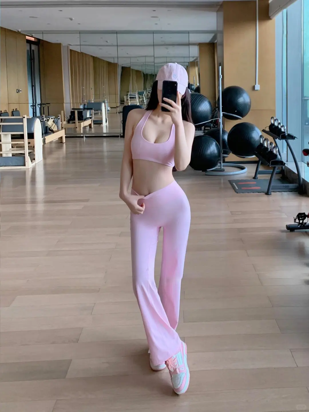 救命！这套粉色瑜伽服也太绝了吧！?