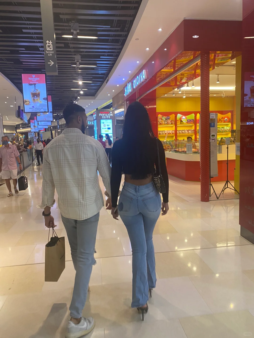 在??旅游时见到腰臀比完美的美女