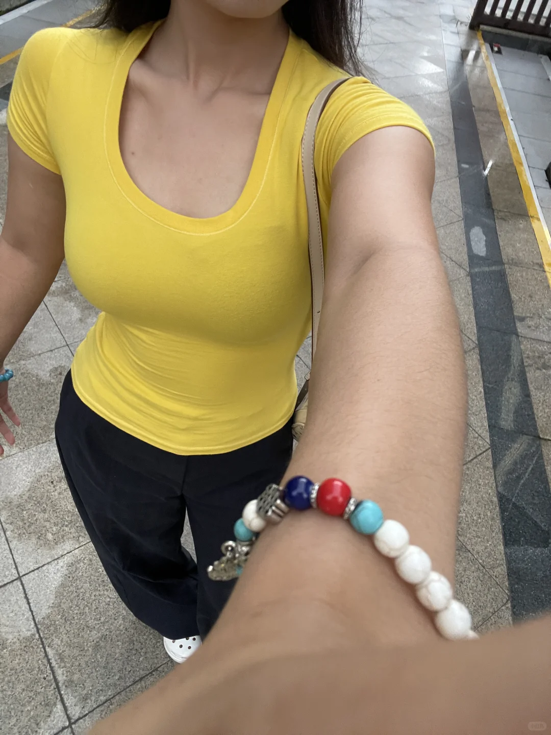 健身女不穿宽松短袖