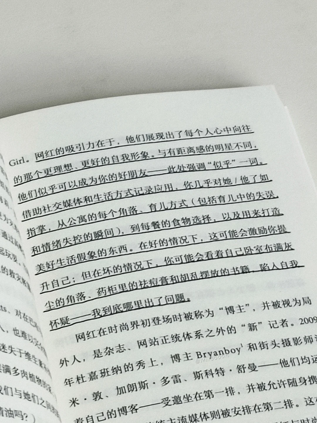 “说真话的人都坐后排。”