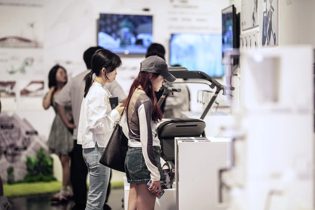 清华美院毕设展｜行逸者探索智能老龄化社会