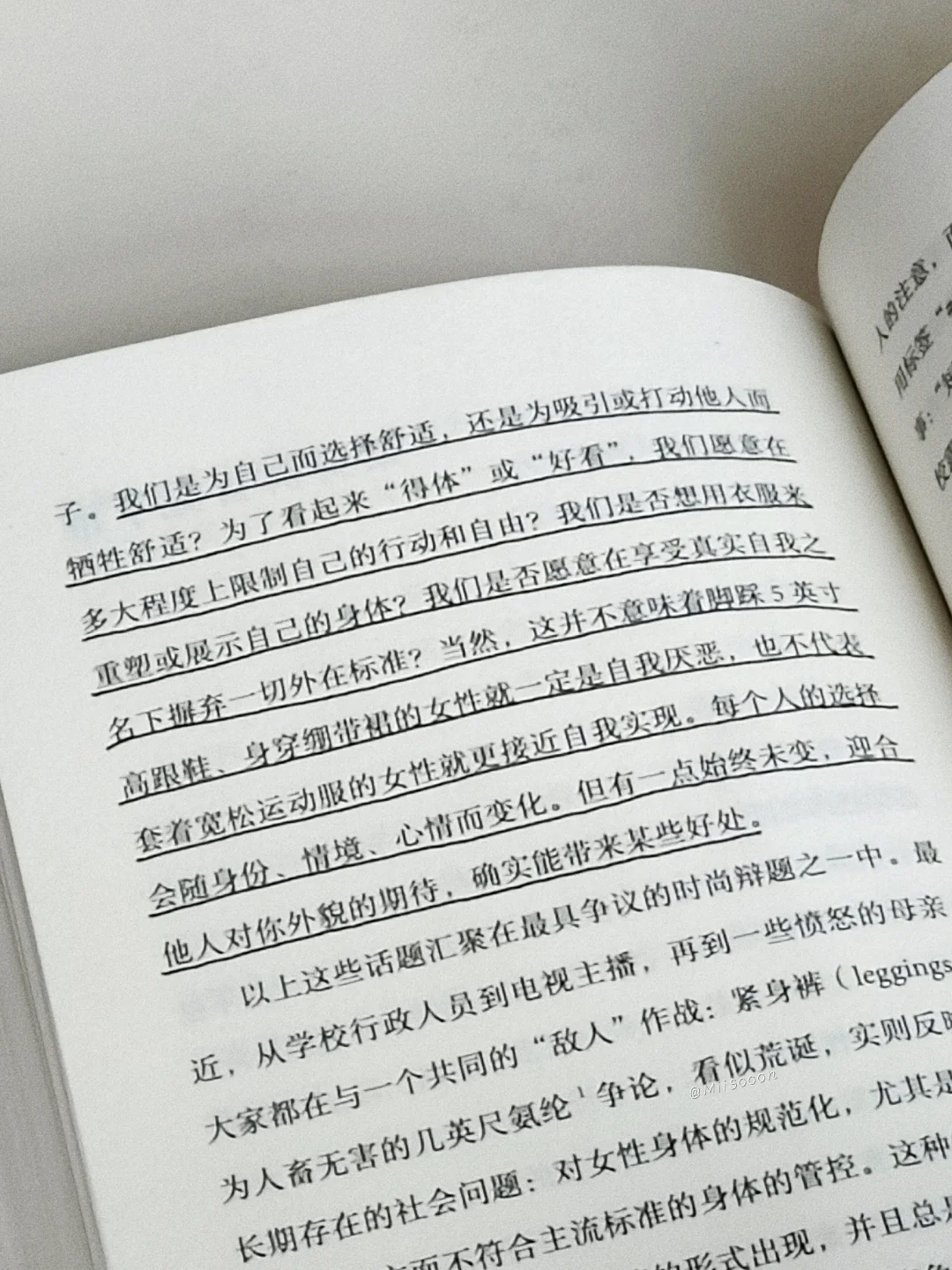 “说真话的人都坐后排。”