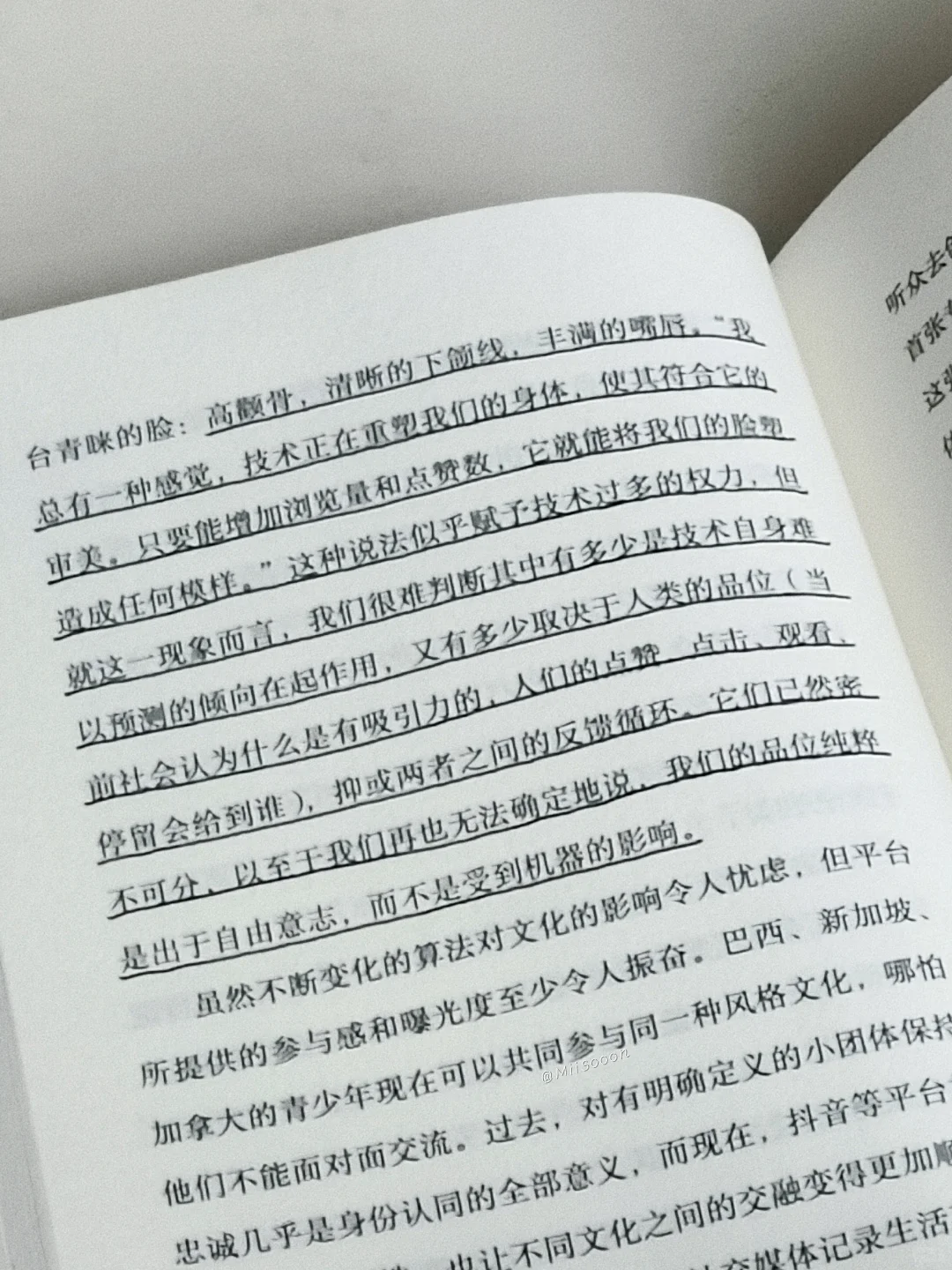 “说真话的人都坐后排。”