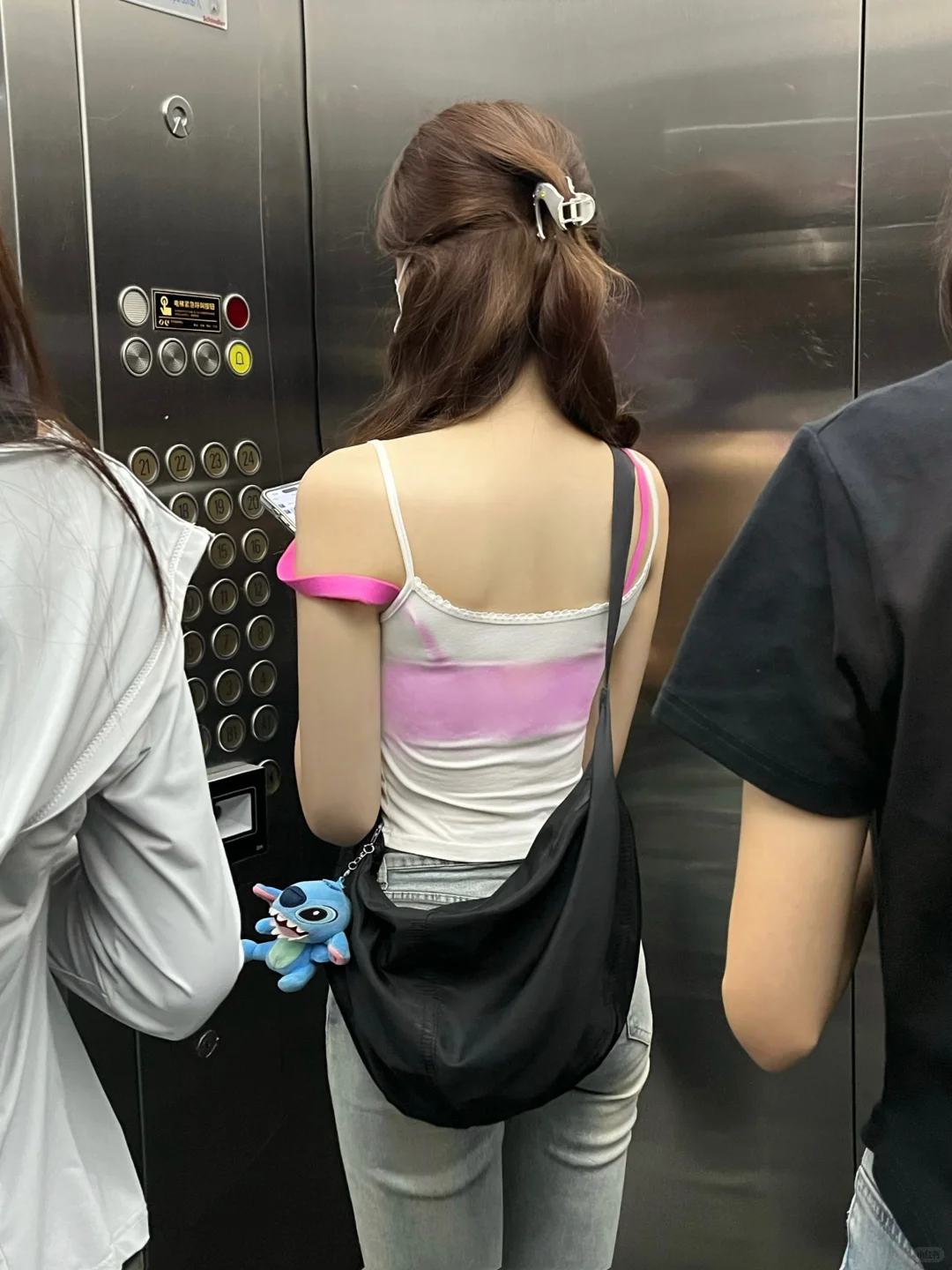 电梯看到的...00后实习生牛马真的很敢穿