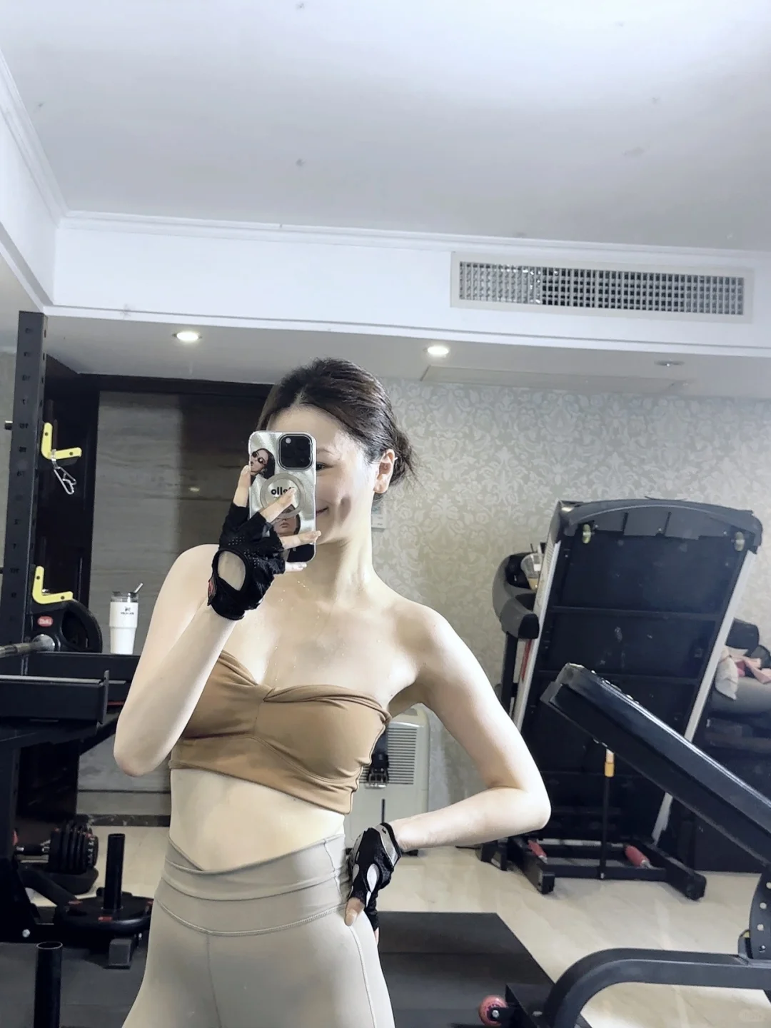 39岁也不妨碍我穿露脐装和臭美爱自拍?