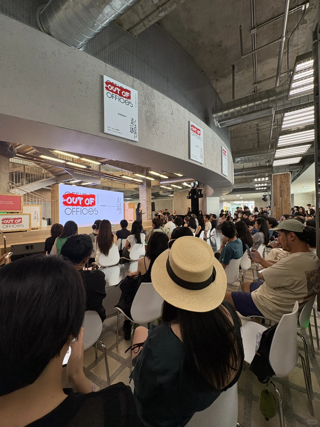 在重庆看展居然偶遇董洁老师！！！