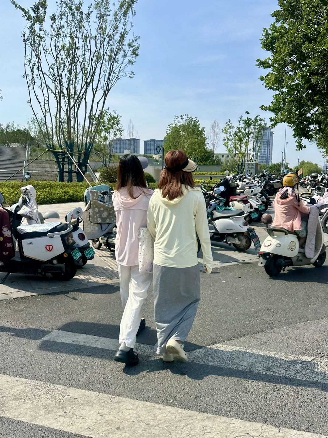 现在的女生都流行这样穿吗？？不理解但尊重。