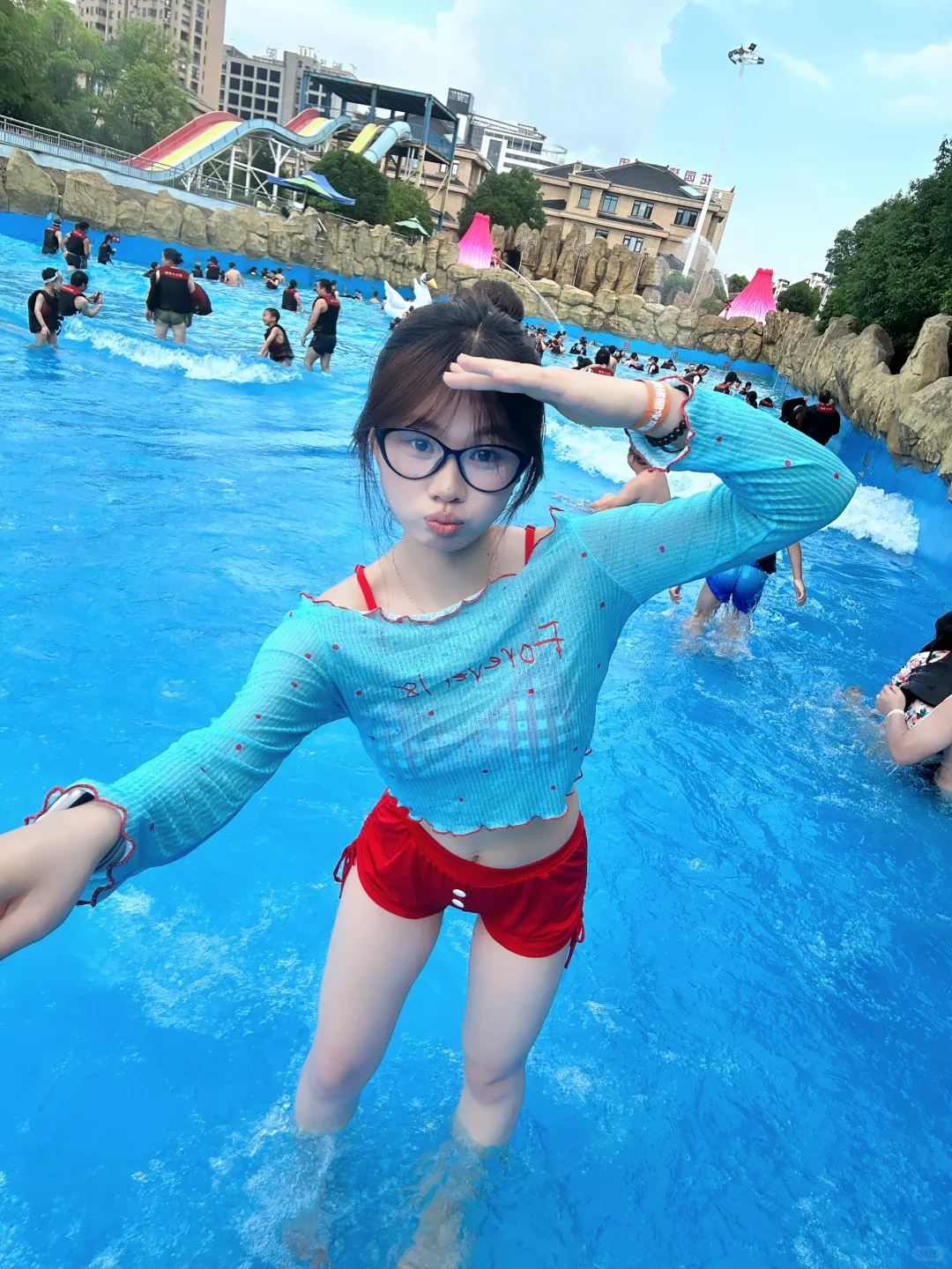 这套泳衣太出片了！水上乐园拍照?