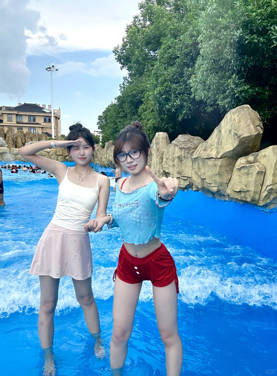 这套泳衣太出片了！水上乐园拍照?