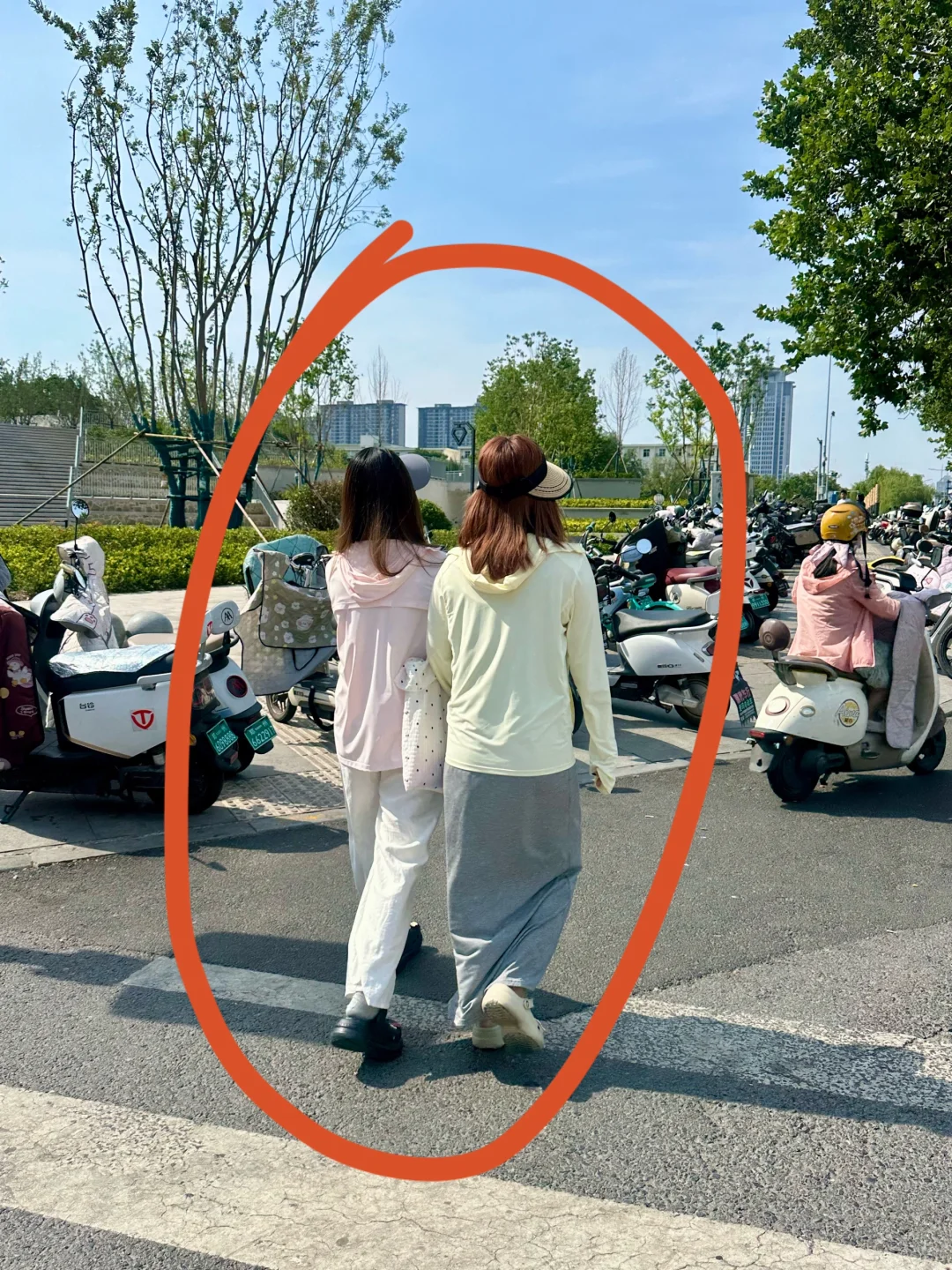 现在的女生都流行这样穿吗？？不理解但尊重。
