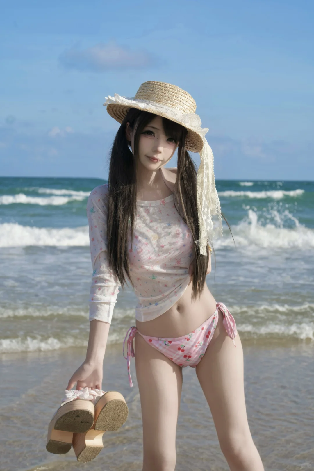 来神州半岛海边捡贝壳了?