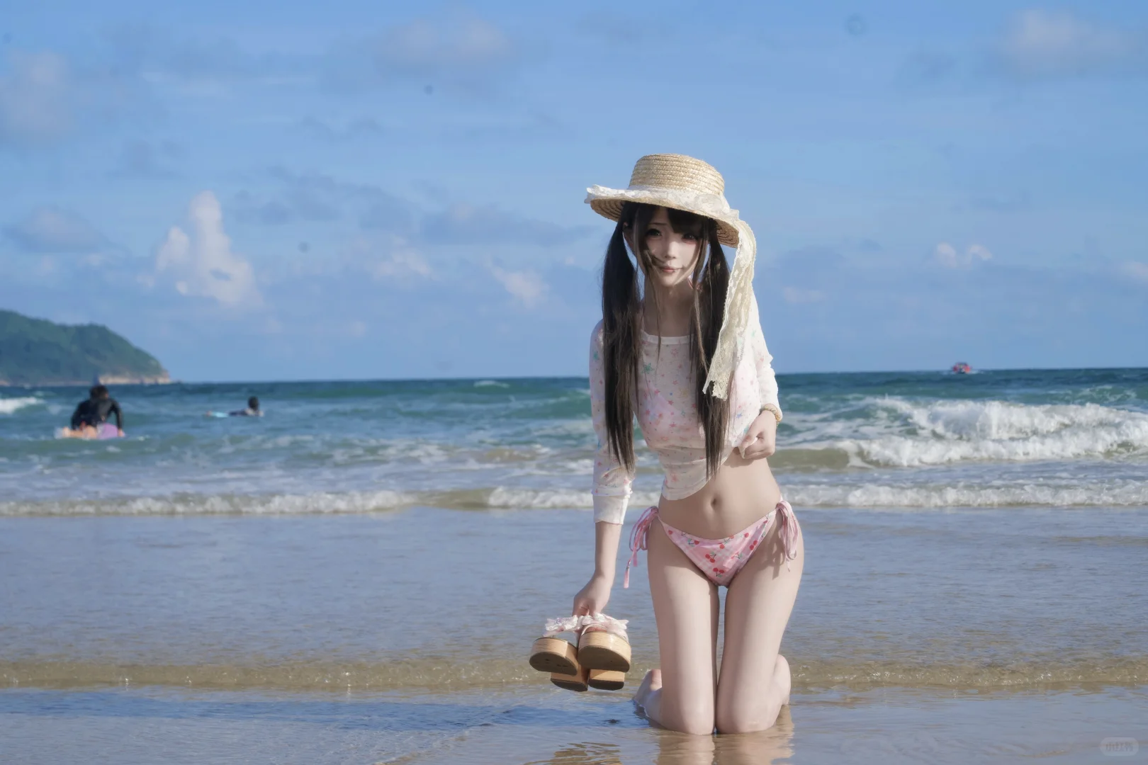 来神州半岛海边捡贝壳了?