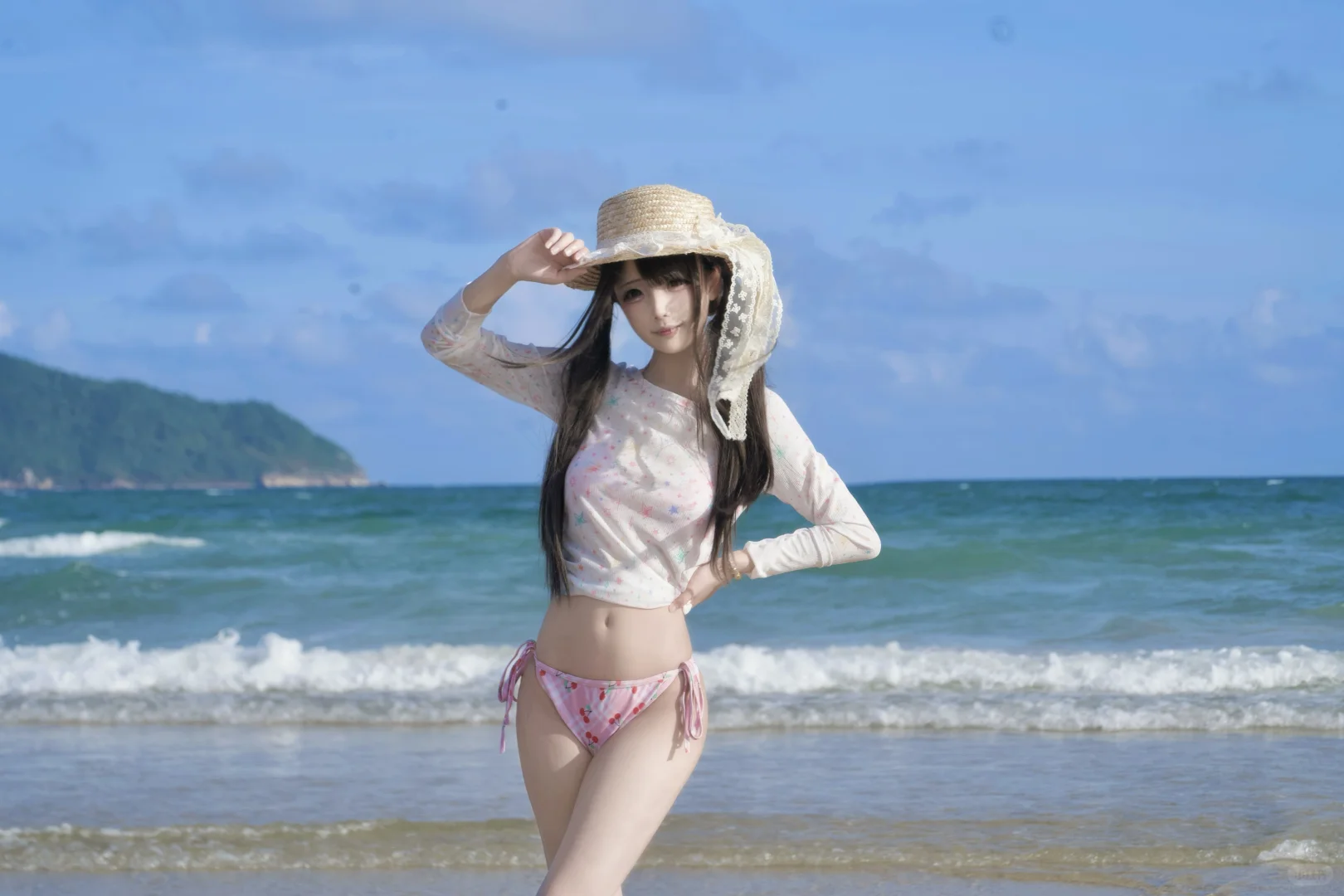 来神州半岛海边捡贝壳了?