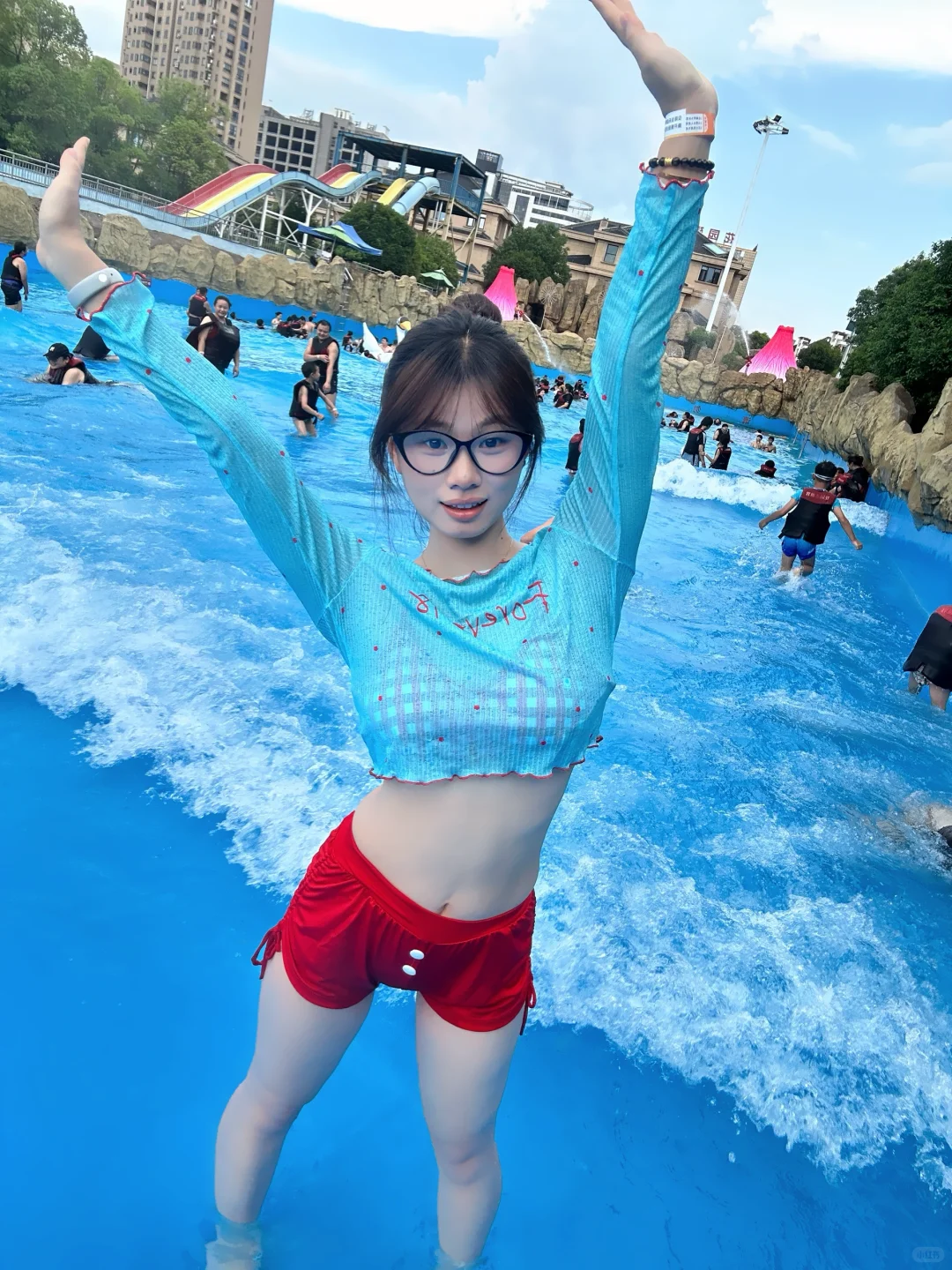 这套泳衣太出片了！水上乐园拍照?