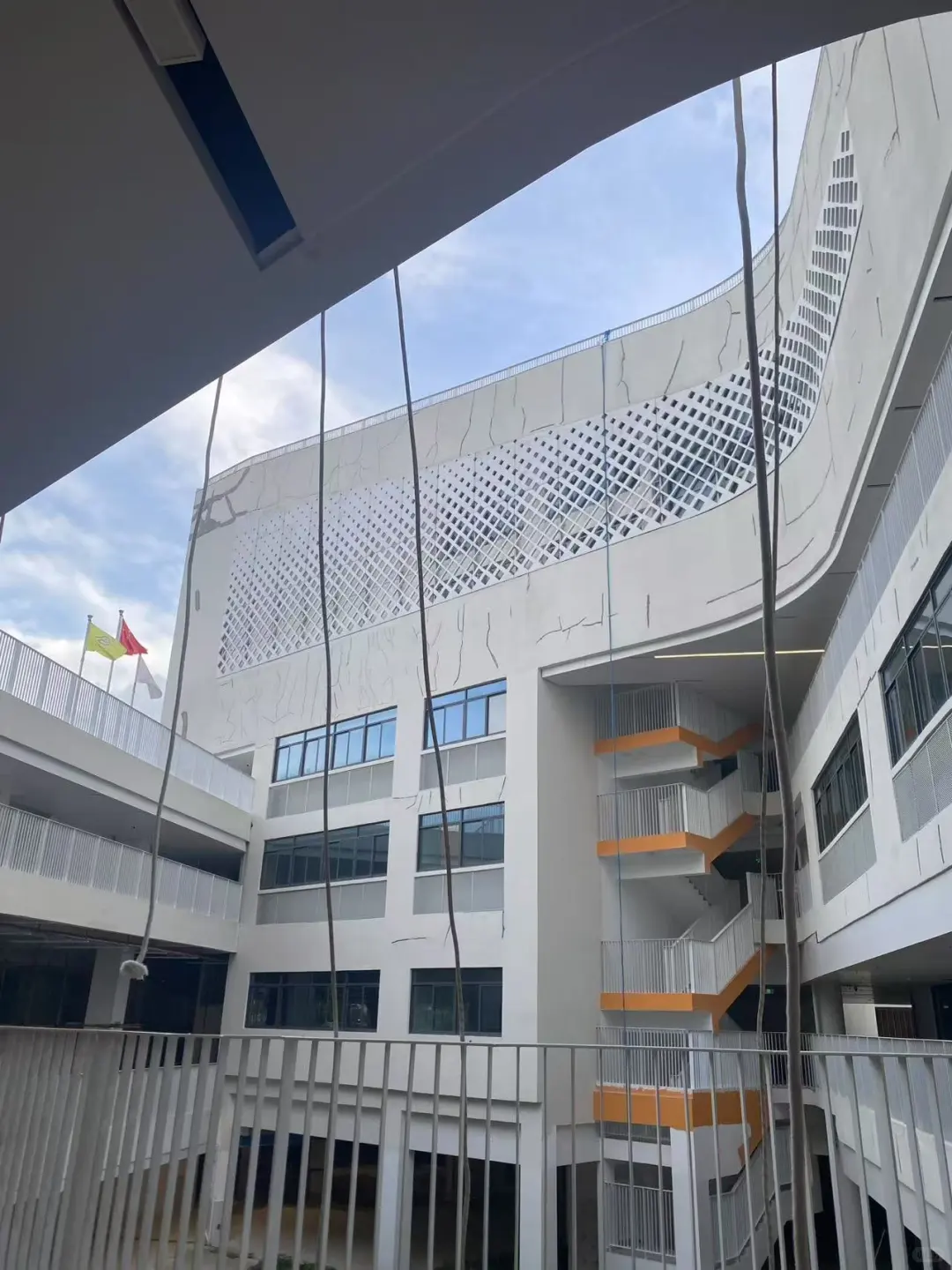 深圳会展城实验学校，新学校，外墙脱皮？