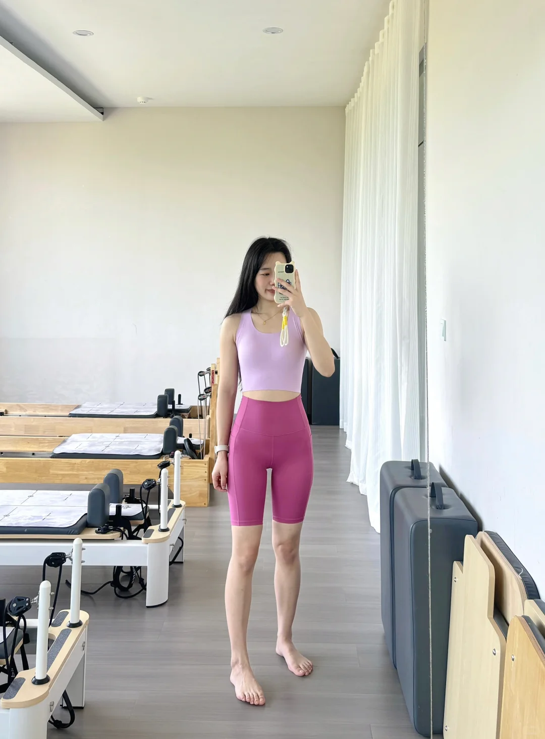 把色彩穿上身的瑜伽女孩九宫格?
