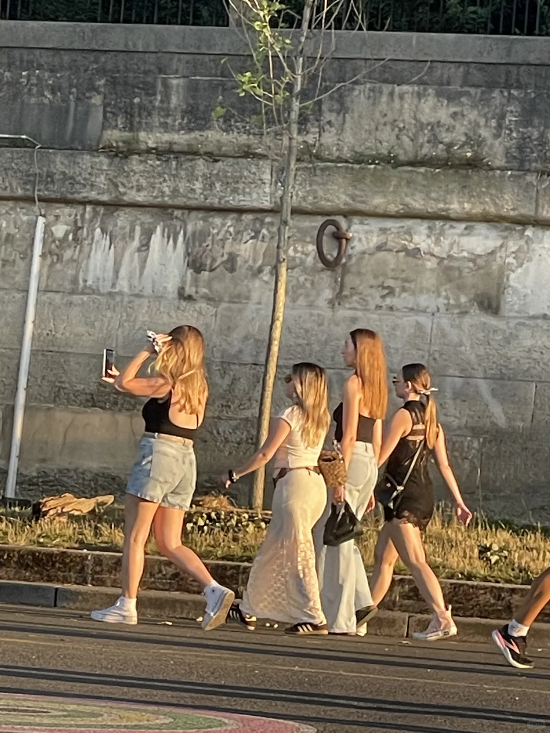 看法国女孩穿衣 告别身材焦虑
