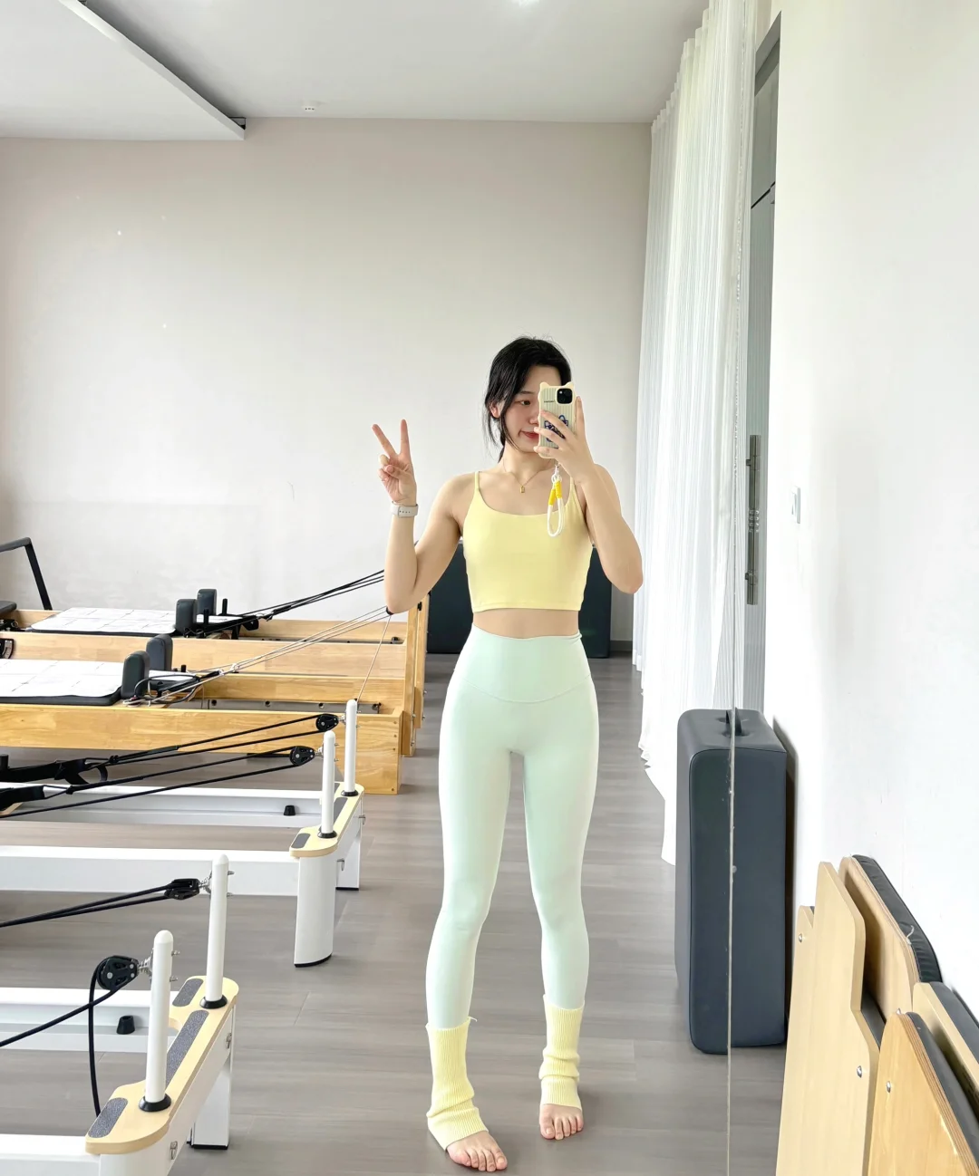 把色彩穿上身的瑜伽女孩九宫格?