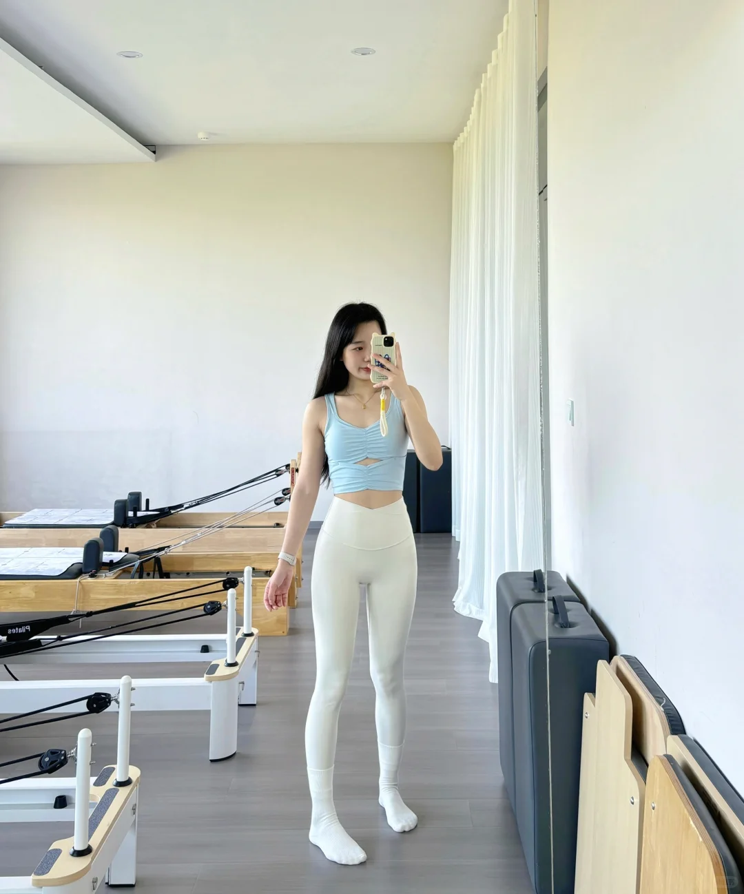 把色彩穿上身的瑜伽女孩九宫格?