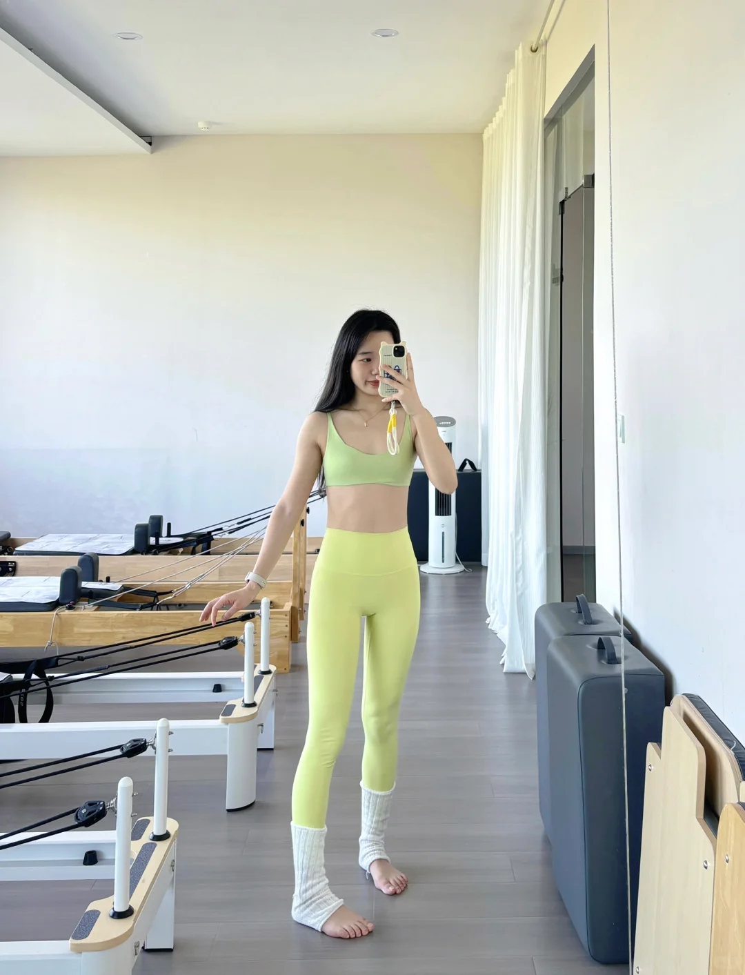 把色彩穿上身的瑜伽女孩九宫格?