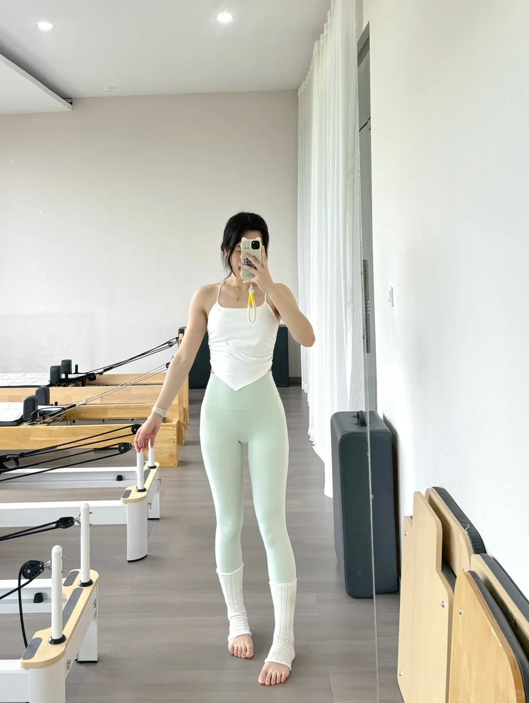 把色彩穿上身的瑜伽女孩九宫格?