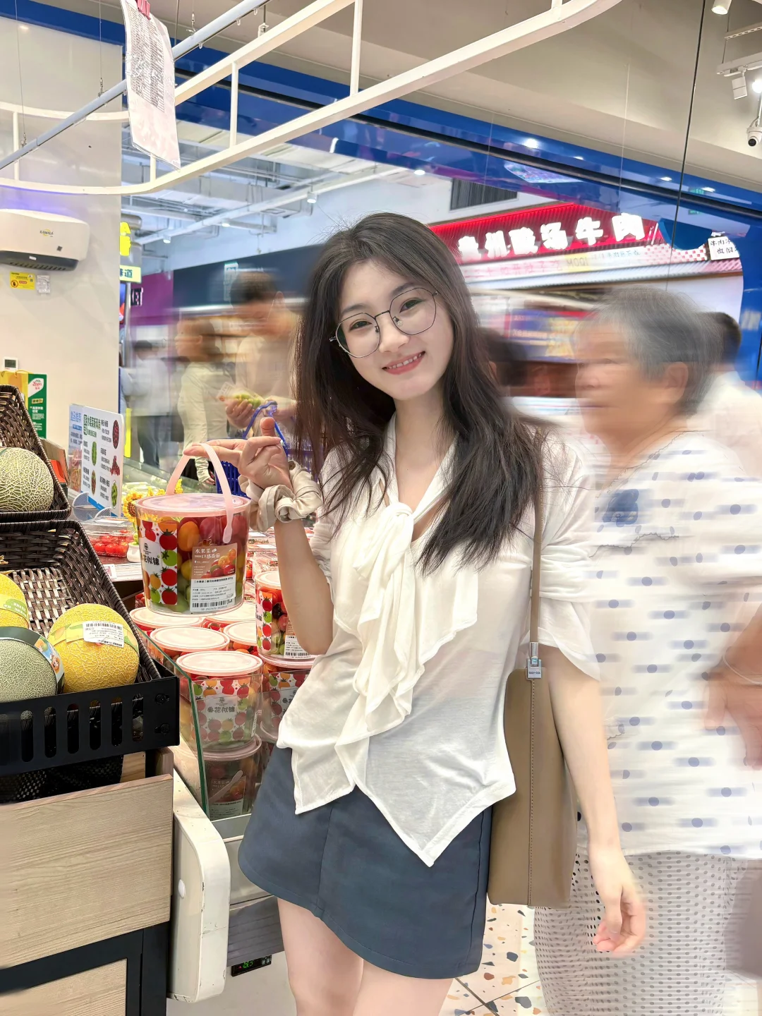 超市买东西拍照真的很有人妻感