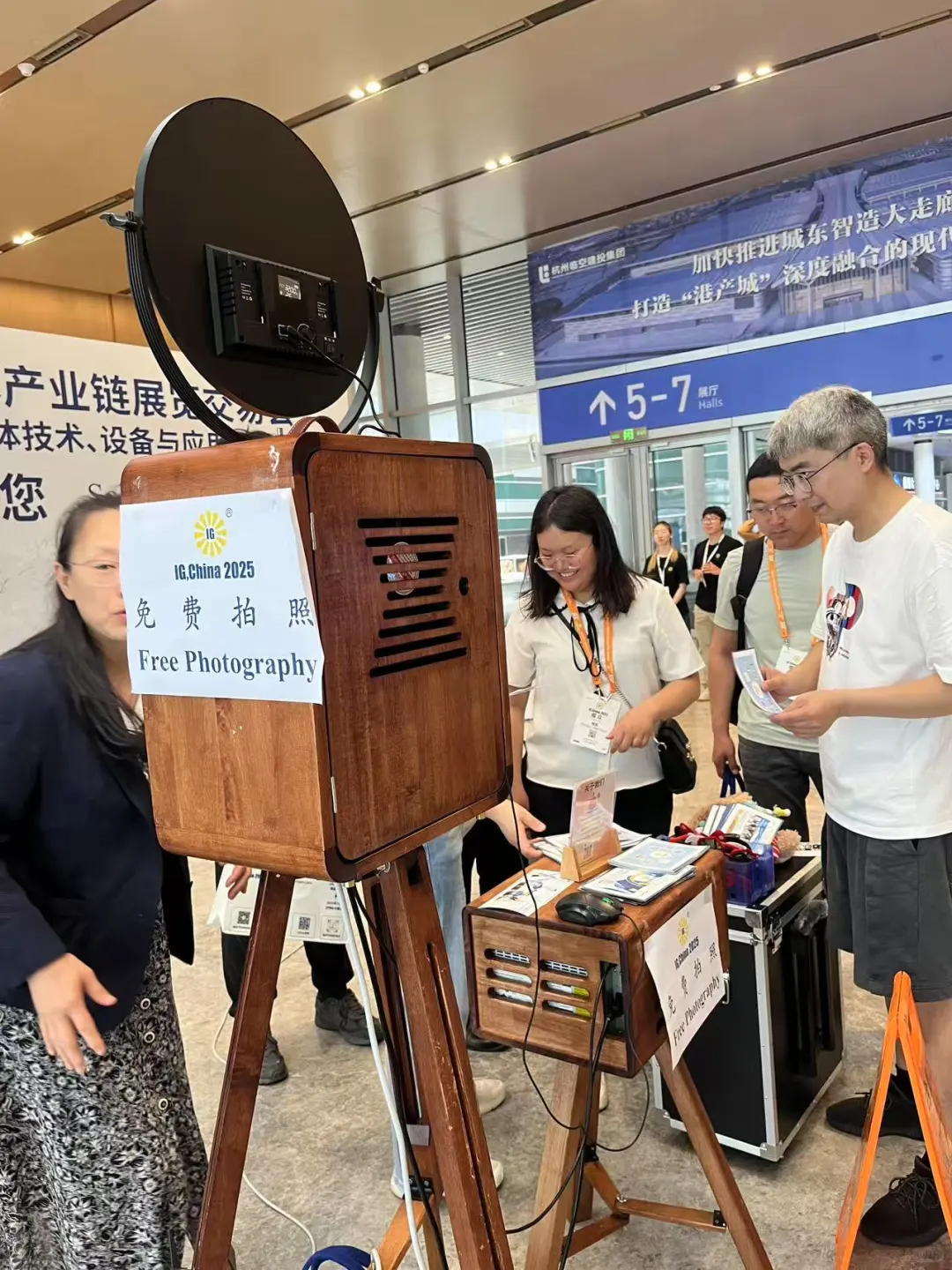 展会暖场配备photobooth是最正确的选择