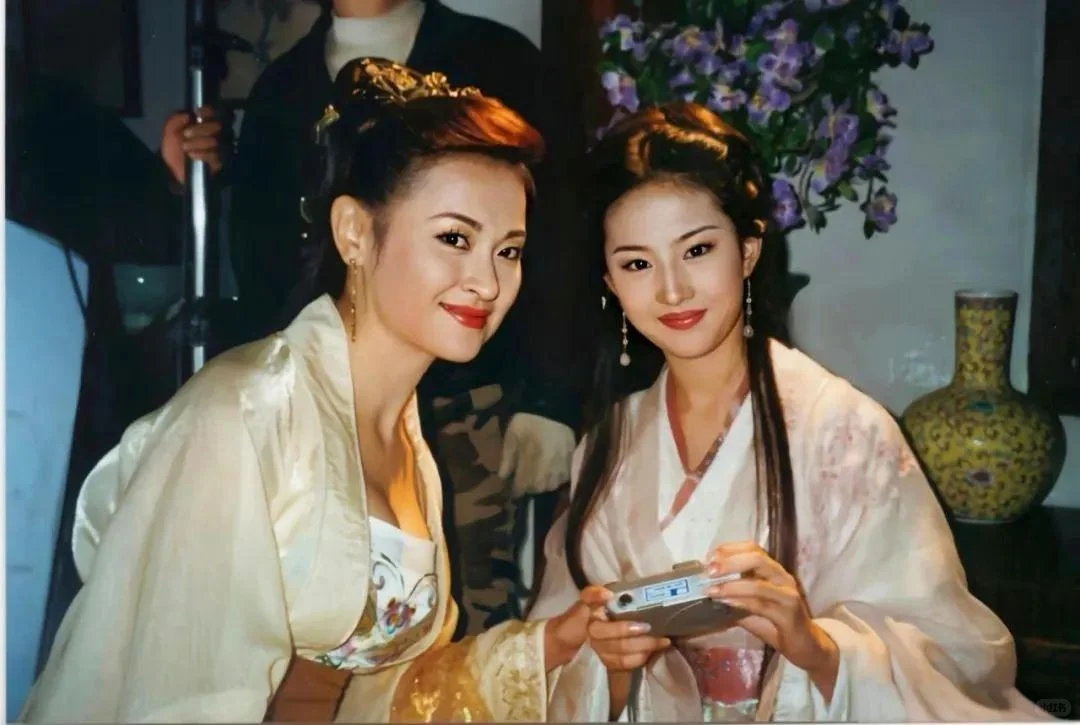 明媚动人vs冷若冰霜