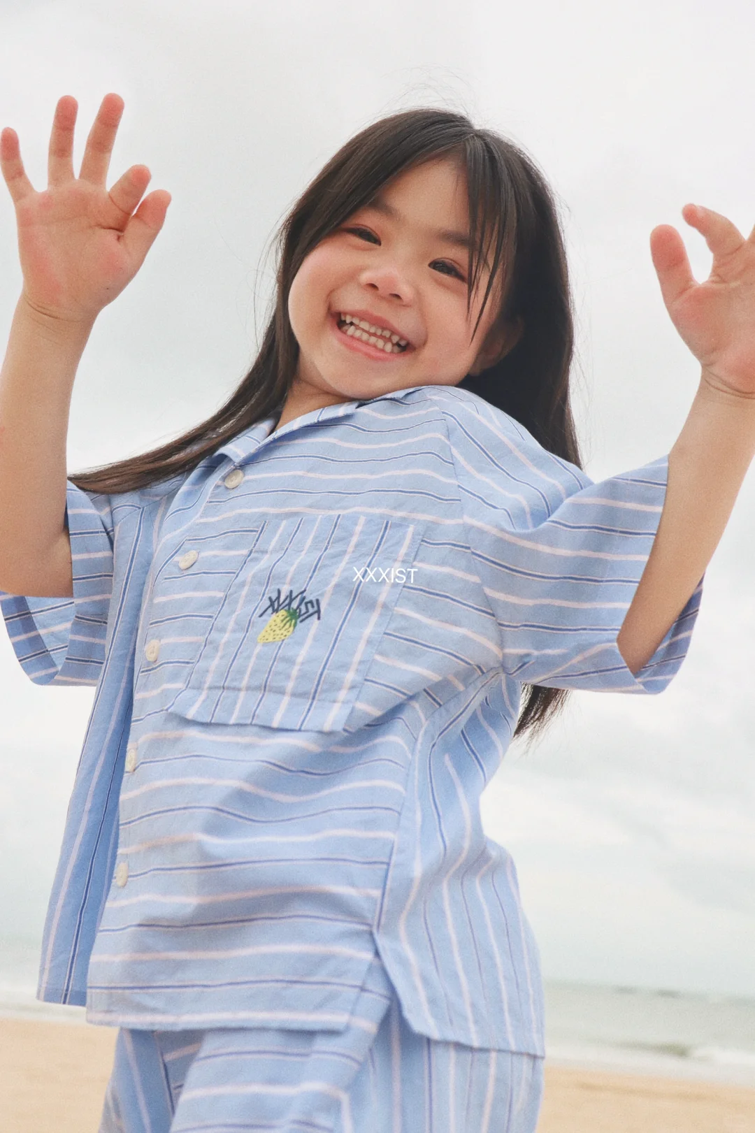 阴天☁️去海边的快乐女孩??
