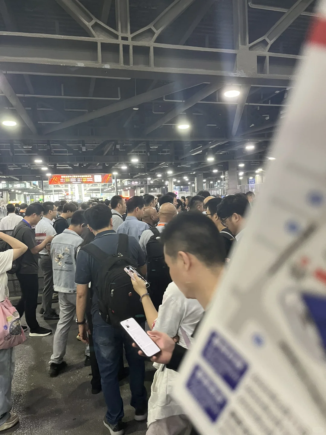 SNEC展会第一天，人很多