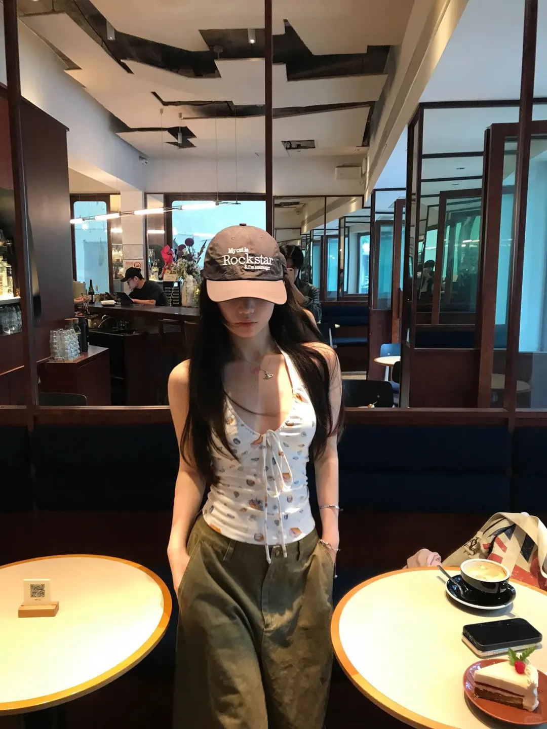 辣妹集合!这件贝壳挂脖小背心?显瘦百搭王