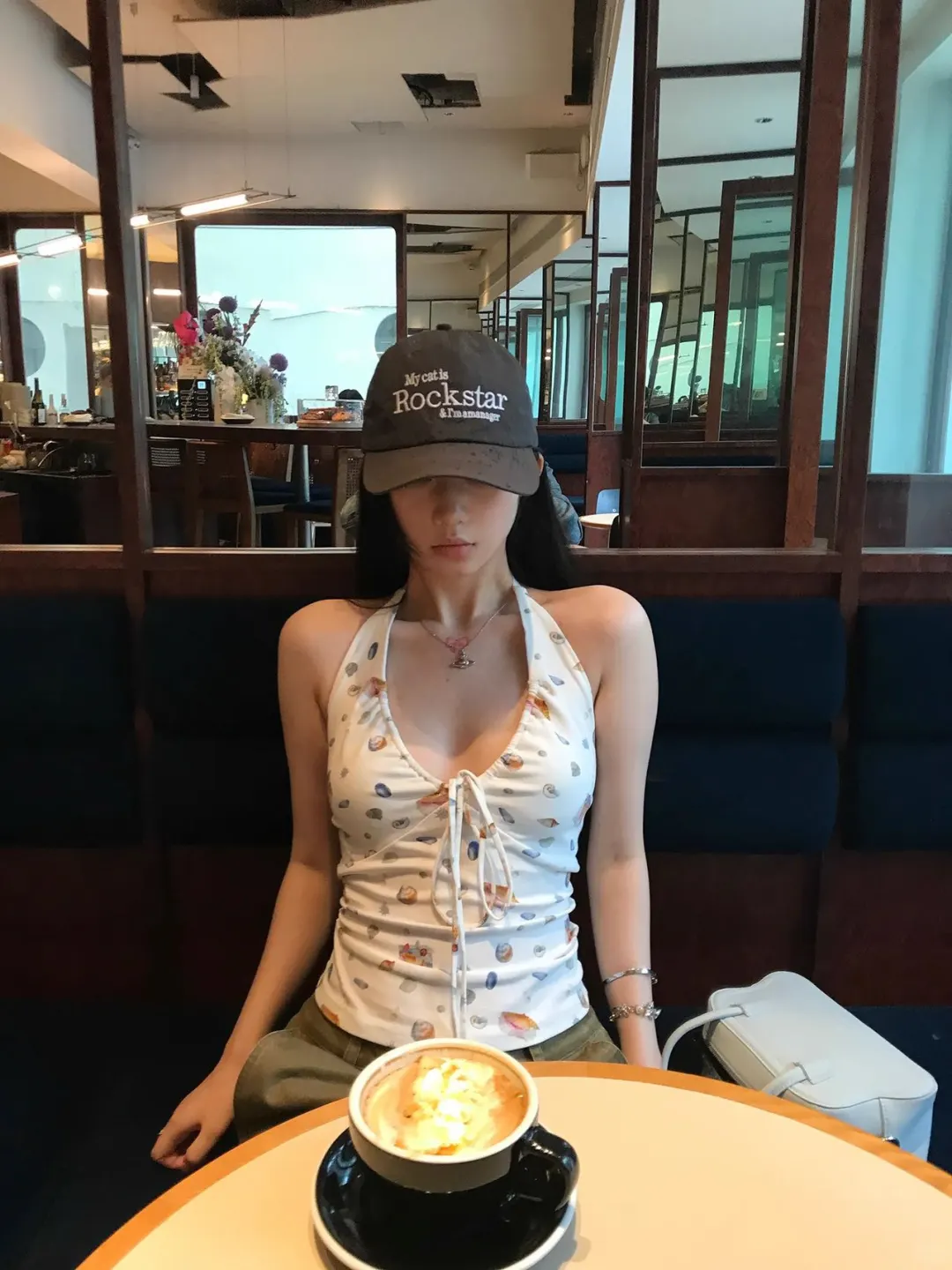 辣妹集合!这件贝壳挂脖小背心?显瘦百搭王