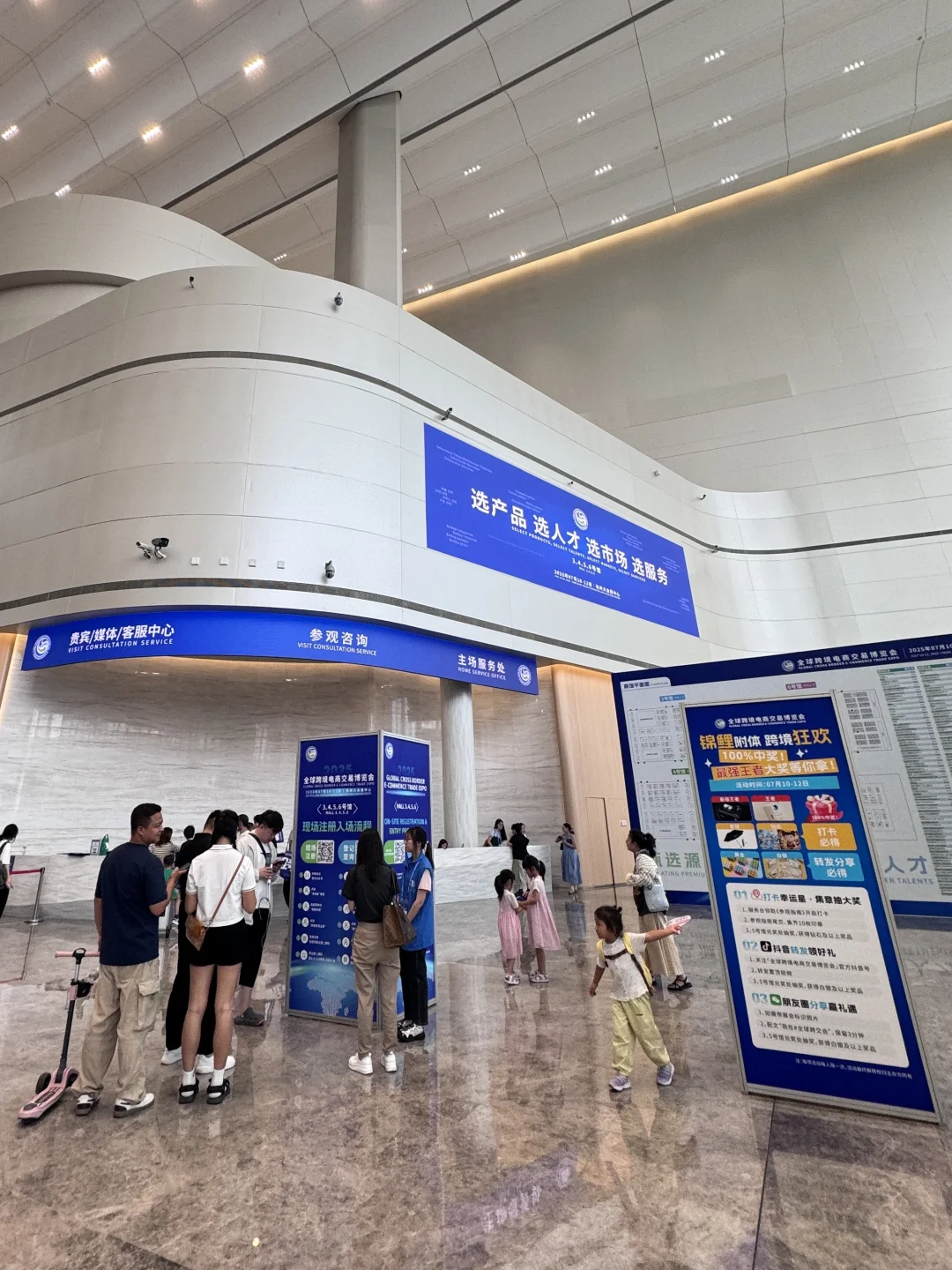 来客户展会拍素材啦！