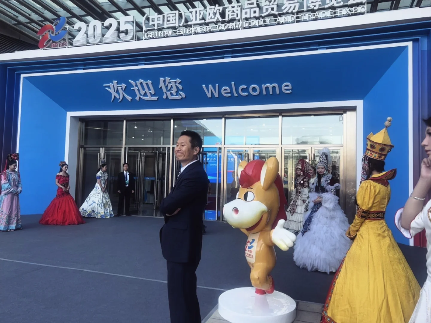 中国亚欧博览会13个民族的小姐姐