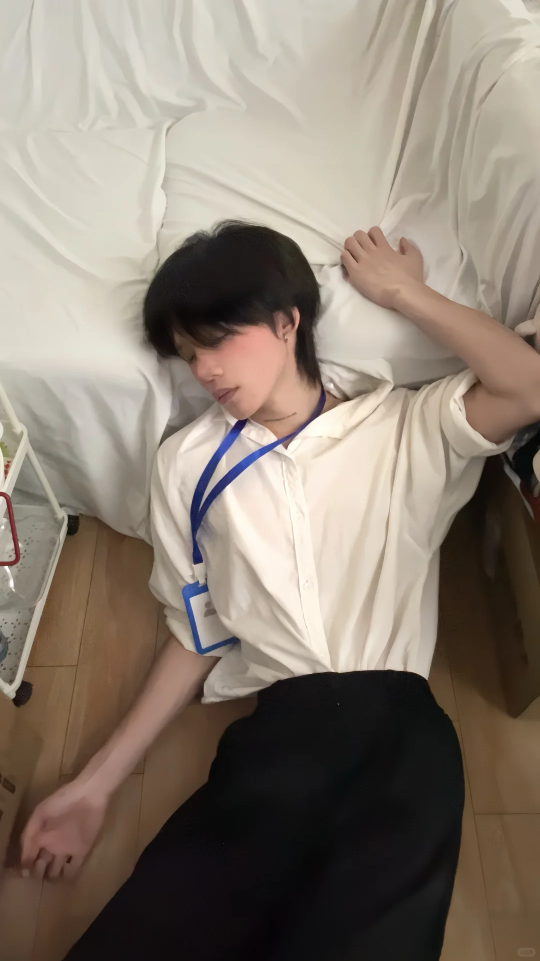 从沙发上不小心滑下来了