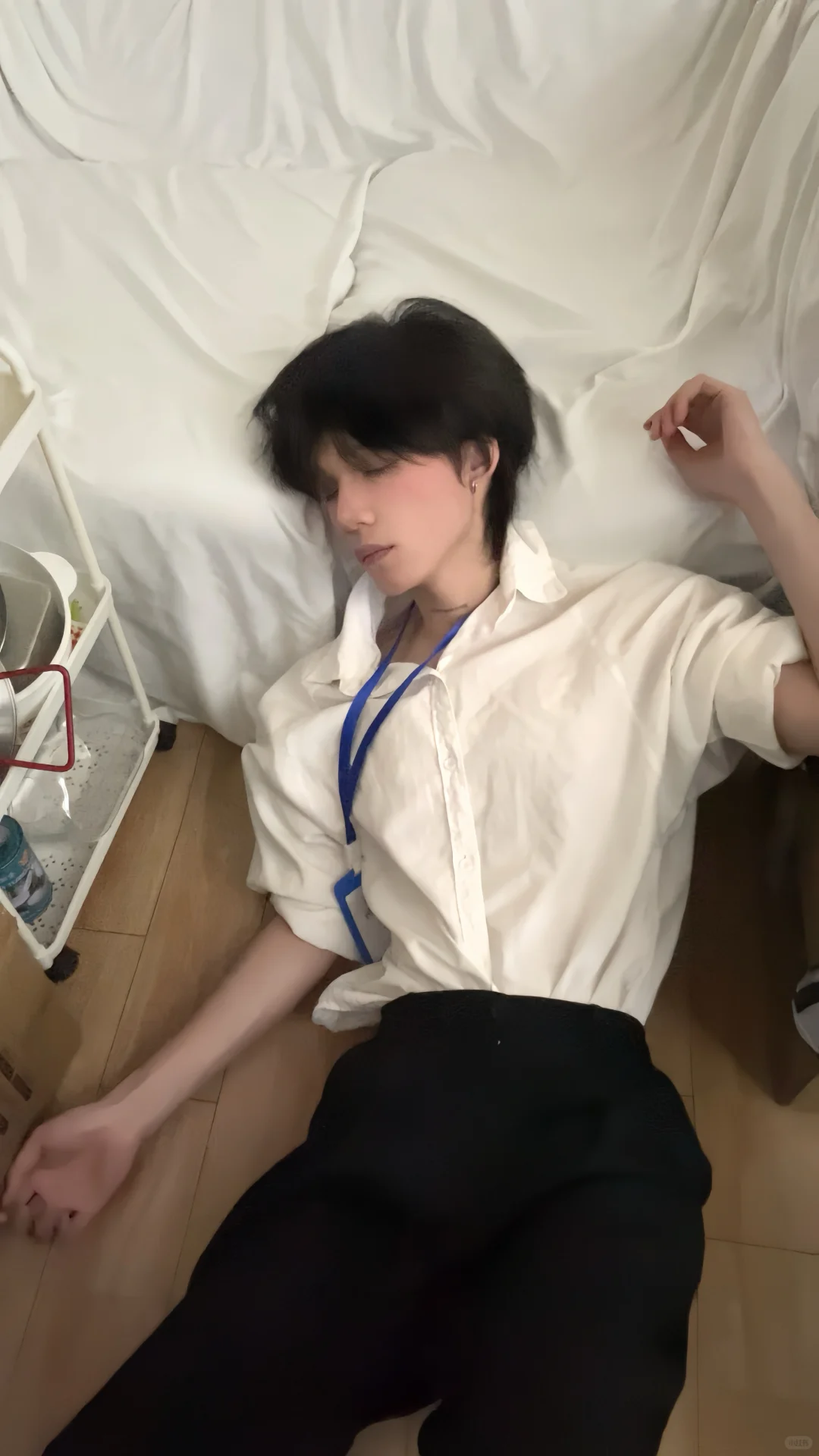 从沙发上不小心滑下来了