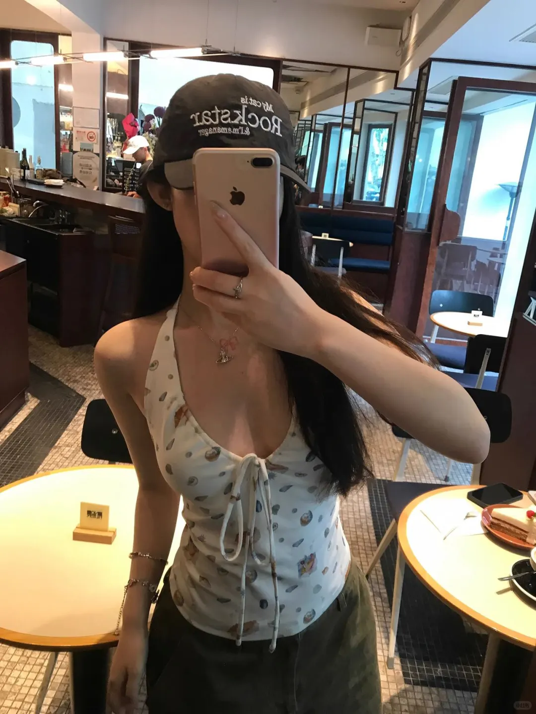 辣妹集合!这件贝壳挂脖小背心?显瘦百搭王